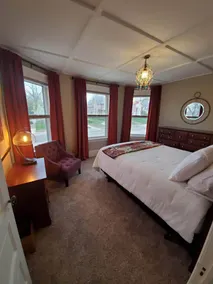 Historic 2-Bedroom Apartment with Modern Comforts and Artistic Charm - Image 3