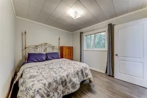 Cheerful Lakefront 3 Bedroom Cottage with Firepit - Image 5