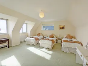 11 Shorecroft -  a family house that sleeps 8 guests  in 3 bedrooms - Image 5