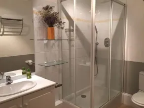 Appartement 2 Chambres avec Parking et Ascenseur à Lourmarin - Image 3