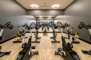 Luxe South Loop 2BR w/ Spa, Pool & Gym next to Grant Park, by Blueground - Image 5