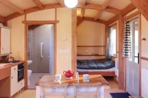 Daisy-a romantic logcabin hiding amongst the trees - Image 4