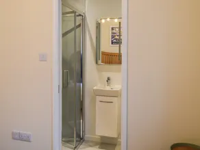 2 bedroom accommodation in Fore St 2 - Image 3
