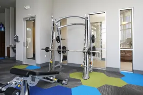 Lovely Downtown 2BR w/ Gym, W/D, Pool, walk to 6th St bars, by Blueground - Image 5