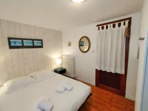 Charming Coastal Cottage 200m from Beach - Image 4