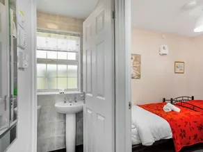 2 bedroom accommodation in Looe - Image 2