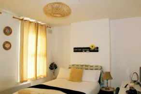 Spacious 4-Bed House - Sleeps 5 Garden & Parking - Image 5