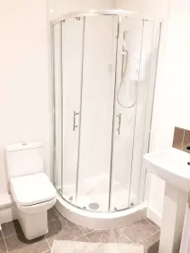ENTIRE 2 BED FLAT ON GRANBY ST+PRKG+WIFI+MEMRYFOAM - Image 2