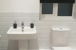 1 Bed Apartment Sleeps 2 - Parking & Wifi - Image 3