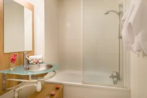 Maison ensoleillée et rustique avec terrasse / balcon + Accès piscine! - Image 3