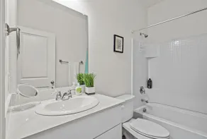 Crew Stay: Sleeps 10, Wi-Fi, Parking, Big Backyard - Image 4