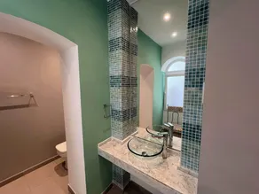 Luxe 2BR Family Oasis in Gibraltar - Image 5