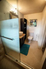 Cozy contemporary one bedroom apartment 5 min from the beach! - Image 3