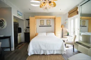 Meilleure vue avec balcon Juliette! Vue des briseurs et des tours d'atout! Kitchenette! - Image 3