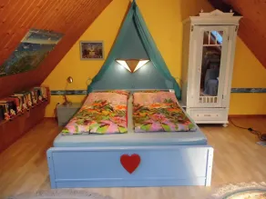 , Apartamento de dos pisos con estilo con entrada independiente en una ubicación central - Image 4