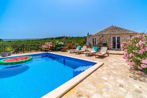 Authentic Island Bunja House with pool - Image 4