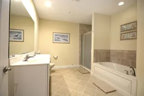 Ce luxueux condo haut de gamme de 4 chambres avec connexion Wi-Fi gratuite et piscine extérieure est situé dans le centre-ville, sur l'eau de la baie et à quelques pâtés de maisons de la plage! - Image 4