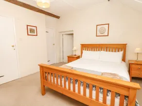 WEST HENSTILL HOUSE, pet friendly, with open fire in Sandford, Devon - Image 4
