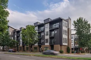 Stylish Townhouse In Uptown, 1BD studio, City Views & WiFi - Image 5
