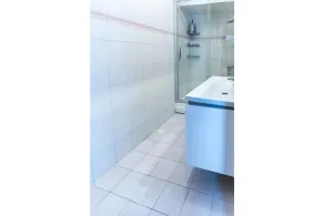 All air conditioned & Heated 3 bedrooms Flat in the City. - Image 3