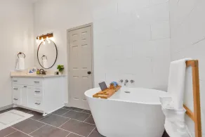 Noon Checkout, Soaking Tub, Sleeps 6 - Image 5