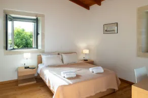 La villa architettonica di pietra, in locazione perfetta per esplorare l'isola - Image 5