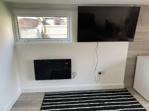 Modern Cosy Room Close to city centre Free Parking   - Image 2