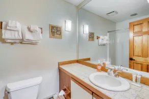 Ski-in/out condo with  pool, hot tub, sauna & fast WiFi - Image 5