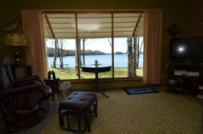 Location de cabine rustique et confortable de 2 chambres à coucher avec front difficile au niveau du lac - Image 2