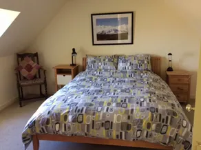 Traditionell stenstuga i vackert landskap nära kusten, modern inredning - Image 4