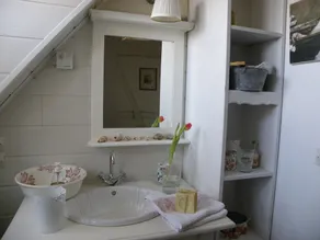 Hus på bindingsværket fra det 18. århundrede i en smuk engelsk have i nærheden af Saverne - Image 3