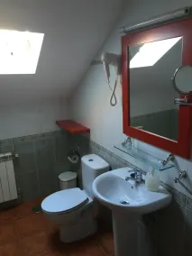 Los Trobos Haus<br>Das Hotel liegt in Villar de Otero, in den Ancares Leoneses<br>Vega Espinareda - Image 3