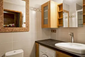 Overfladeareal: ca. 28 m². 3. sal. Orientering: Øst. Bjergudsigt. Stue med DVD, dobbeltseng - Image 2