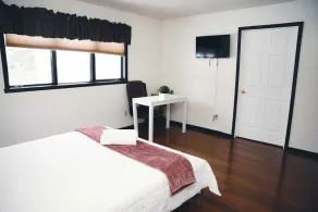 Moorhead 4-bed, Sleeps 8, With Aircon & Parking - Image 4