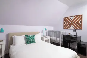 Unique & Modern 6-Bedroom 2 Family Home - Image 4