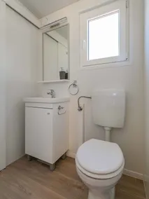 Maison mobile avec terrasse au bord de la piscine - Image 4