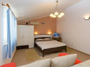 Charming Bungalow with a Terrace - Pet Friendly - Image 3