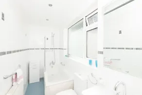 Beautifully appointed seafront apartment - Image 3