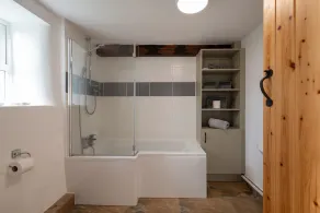 Bryn Lon Mawr: 5-Bed Barn Conversion in Caergeiliog | Managed by Anglesey Holiday Lettings - Image 4