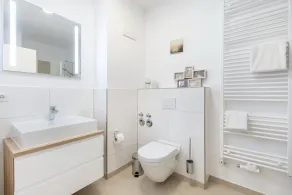 Exklusives Familienapartment mit Toller, Sonniger Dachterrasse und Zwei Bädern - Image 5