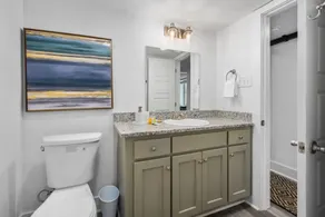 Modern Apt w Skyline Views and Parking - Image 5