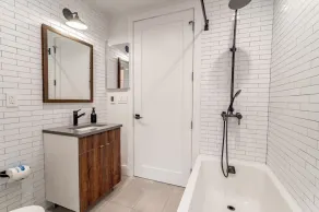 Luxury 3 Bedroom 2 Bath Apartment in Prime Location of NYC - Image 2