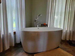 Modern, Amish-Built Farmhouse, 3 bedrooms sleeps 6 - Image 2