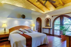 Impeccable Private Villa with Awe-Inspiring Views - Image 4