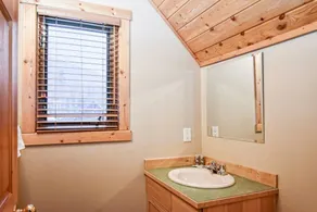 Getaway Cabin Ideal For Groups Exploring Rockies - Image 3
