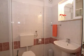 stor lejlighed med 2 badeværelser inkl. en stor terrasse, hav og zentrumsnah i Porec - Image 4