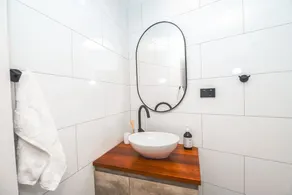 Quiet Centrally located apartment only 10 mins from Airport! - Image 4