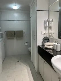 City Escape Mounts Bay Apartment. Near Kings Park -  Parking - Wifi - Image 5