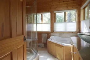 Gorgeous Lake Retreat - Image 3