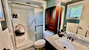 Stunning Sunset Lake house | Dual WiFi/BBQ/Family friendly |  sleeps 8 adults - Image 3
